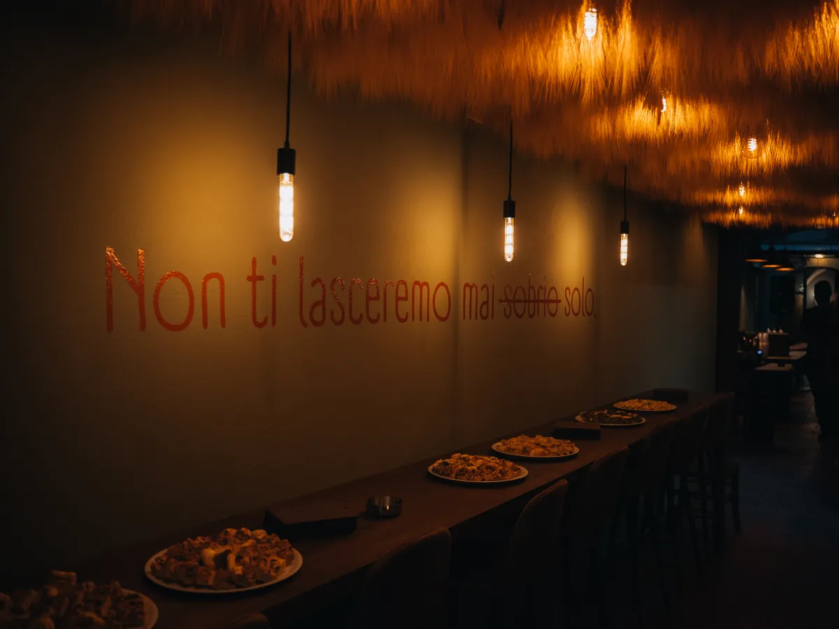 La sala del Candidato, tavolata e scritta a muro